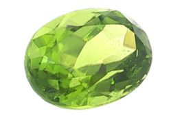 Peridot Oval zu 8.35 ct.. Laenge 14.56 mm. Breite 10.27 mm. Hoehe 7.70 mm mit Zertifikat