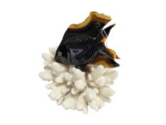 Farbstein Objekt Fisch auf Koralle 728.10 g. Laenge ca. 18 x Breite ca. 16 x Hoehe ca. 18 cm