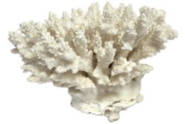 Farbstein Koralle ca. 1444.88 g. Laenge ca. 26 cm x Breite ca. 24 cm x Hoehe ca. 13 cm