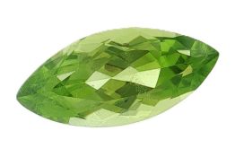 Peridot zu 7.73 ct.. Laenge 19.91 mm. Breite 9.05 mm. Hoehe 6.92 mm