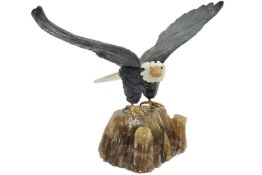 Farbstein Figur Adler auf Stein 314.76 g. Laenge ca. 6 mm x Breite ca. 6 mm x Hoehe 12 cm