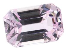 Kunzit. 31.18 ct.. Laenge 21.17 mm. Breite 14.06 mm. Hoehe 12.31 mm