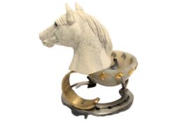 Farbsteinobjekt Pferd mit Hufeisen und Schale ca. 857.91 gr. Hoehe: ca 16 cm Breite: ca 17 cm Laeng.
