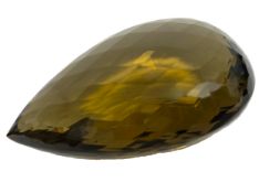 Quarz 228.50 g. Laenge ca. 10 cm x Breite ca. 7 cm x Hoehe ca. 9 cm