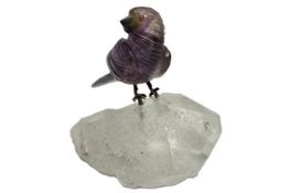 Farbstein Objekt Vogel 103.09 g Hoehe ca. 5.50 cm Masse Sockel ca. 7.00x350x3.00 cm Masse Vogel ca. 