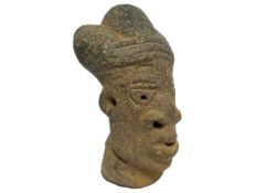 Farbstein ca. 768.33 g. Laenge ca. 17 cm x Breite ca. 12 cm x Hoehe ca. 11 cm