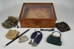 Tischvitrine mit Accessoires