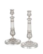 Paire de flambeaux en métal argenté, XXe s., de forme balustre et à décor de feuillage et feuilles d