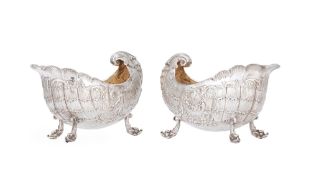 Paire de coupes coquilles tripodes en argent et vermeil Sterling, XXe s., de style Rocaille, les pie