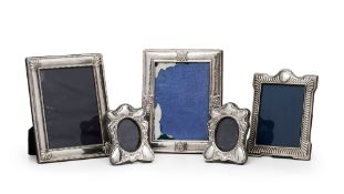 Ensemble de 5 cadres à poser en argent anglais et italien, XXe s., diverses formes, à décor style Ar