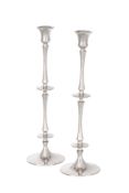 Paire de flambeaux modernes en métal argenté, h. 39,5 cm