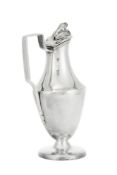 Aiguière en argent, de forme balustre, l'anse grecque et la prise en forme de grenouille, porte des