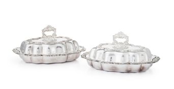 Paire de légumiers polylobés en métal argenté, XXe s., à décor de volutes et feuillage, couvercle av