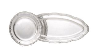 Ensemble d'1 plat ovale et 1 plat ronds polylobés en argent, Autriche-Hongrie, à décor de rubans cro