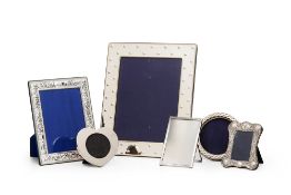 Ensemble de 6 cadres à poser en métal argenté et argent anglais, XXe s., divers décors et formes, 4