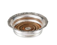 Dessous de bouteille en métal argenté et argent anglais, à décor de feuillage, diam. 18 cm Prov