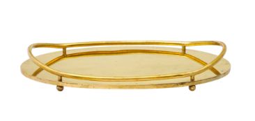 Grand plateau ovale de service en métal doré, posant sur 4 pieds boules, long. 81,5 cm