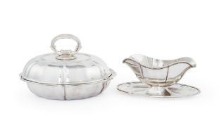 Ensemble d'1 légumier et 1 saucière sur présentoir festonnés en argent 800 Jezler, à décor de filets