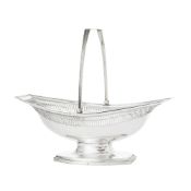 Panier sur piédouche en argent hollandais, à décor ajouré et filets, long. 30 cm, h. 12,5 cm, 630g