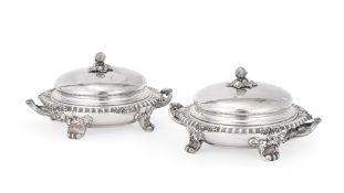 Paire de chafing dish en métal argenté anglais, à décor de godrons, grappes de raisins et la prise f