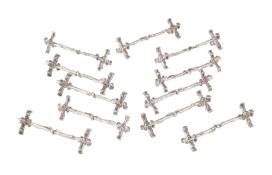Suite de 11 porte-couteaux en métal argenté, XXe s., en forme de branche, long. 7,5 cm