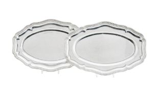 Ensemble de 2 plats ovales festonnés en argent Minerve 1er titre, inscription au revers d'1 plat, lo