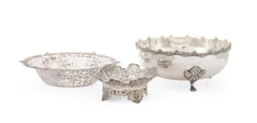 Ensemble d'1 coupelle ajourée, 1 coupe ajourée et 1 coupe tripode en argent anglais et 900, à décor