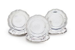Suite de 12 assiettes en argent Sterling, certaines avec armoires en partie effacées, diam. 23,5 cm,