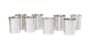 Suite de 8 gobelets en argent 925 martelé, Florence, XXe s., h. 9,5 cm, 1020g