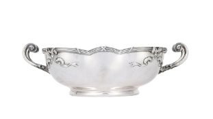Coupe à anses quadrangulaire polylobé sur talon en argent, Autriche-Hongrie, circa 1900, à décor de