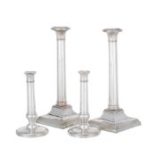 Ensemble de 2 paires de flambeaux en métal argenté, XXe s., 1 paire avec base ronde et 1 paire base