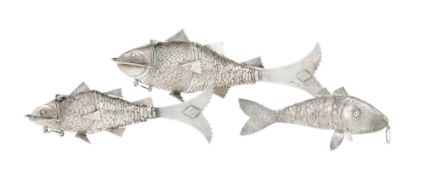 Ensemble de 3 poissons articulés en argent 900, XXe s., 3 formats et 2 modèles, long. 20, 23 et 28,5