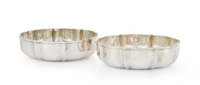 Paire de coupes à côtes pincées en argent 800, Italie, XXe s., unies, diam. 20 cm, 635g Provena