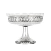 Coupe sur piédouche en métal argenté et verre, XXe s., à décor de motifs feuillagés et godrons, h. 2