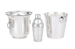 Ensemble de 2 seaux à champagne et 1 shaker en métal argenté, XXe s., 1 seau gravé d'une inscription