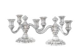 Paire de candélabres à 3 bras de lumière en argent 925, Collet, Genève, XXe s., à décor de filets, l