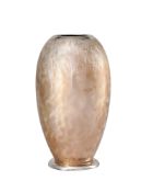 Vase sur talon en dinanderie WMF, à décor de vagues stylisées, h. 24,5 cm