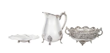 Ensemble de 3 pièces en métal argenté, XXe s., comprenant: 1 pichet à anse feuillagée, 1 coupe à ans