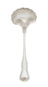 Cuiller à sauce en argent Sterling, Tiffany &amp; Co, de forme coquille et le manche volutes, long.