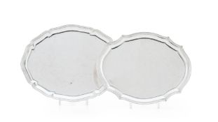 Ensemble de 2 plats de service en argent 800, Italie et Allemagne, XXe s., à décor de filets, long.