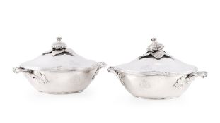 Paire de légumiers en argent Minerve 1er titre, la prise en forme de fleur, les anses feuillage, gra