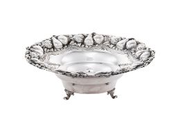 Coupe tripode en argent 925, XXe s., à décor de fruits, diam. 17,5 cm, h. 6 cm, 130g