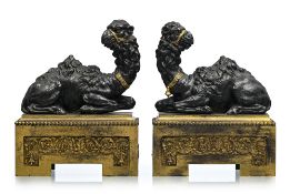 Paire de chenets au dromadaire de style Louis XVI d'après un modèle de Pierre Gouthière, XIXe s., en