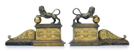 Paire de chenets de style Empire, fin XIXe s., en bronze doré, à décor de lions, h. 29 cm, long. 42