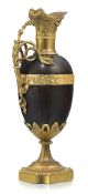 Aiguière, fin du XIXe s., en bronze patiné et doré, corps à décor d'une scène de putti, anse en enro