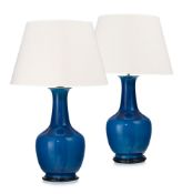 Paire de lampes, XXe s., en céramique vernissée bleue, abat-jour cartonné beige, h. avec l'abat-jour