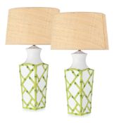 Paire de lampes, XXe s., en céramique vernissée blanche et verte simulant le bambou, abat-jour en fi