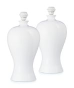Paire de lampes, XXe s., en céramique vernissée blanche en forme de vase meiping, h. 43 cm