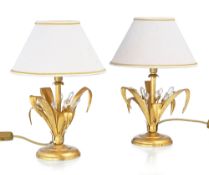 Paire de lampes, XXe s., en métal doré, à décor simulant des roseaux, abat-jour en tissu beige, h. a