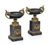 Paire de coupes d'époque Napoléon III, en bronze patiné et doré, piédestal en marbre orné d'une lyre